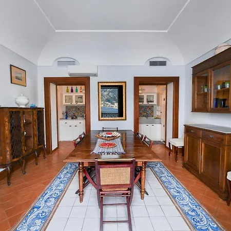 Ravello Art Apartments *